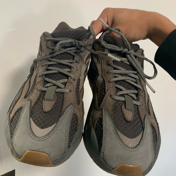 Yeezy Boost 700 V2 Geode - Picture 4 of 12